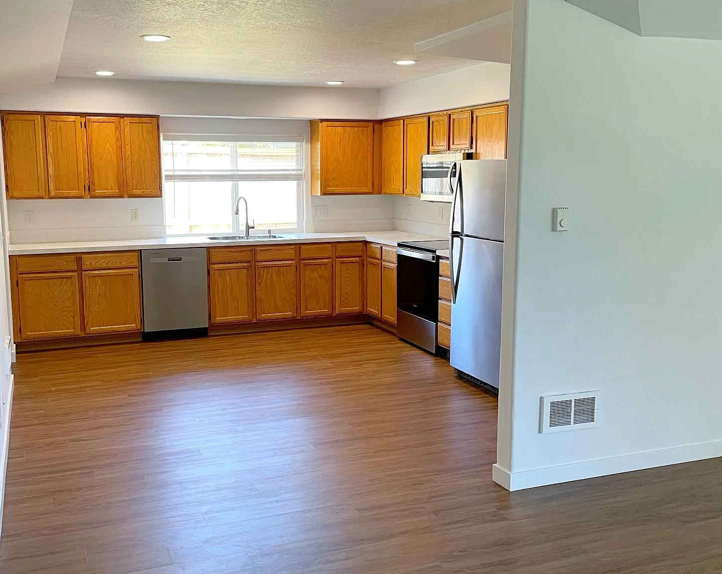 3 bed, 1500 sqft, $2,950 — Photo 3