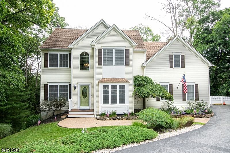 1st image of 7 White Oak Dr