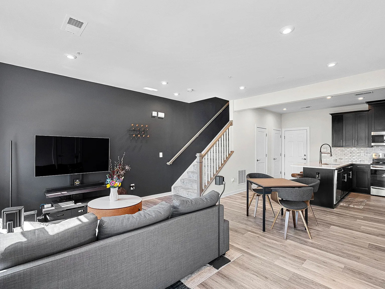 2 bed, 2.5 bath, 1576 sqft, $3,100 — Photo 4