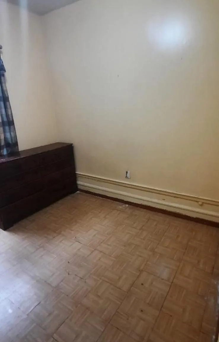 4 bed, 220 sqft, $1,000 — Photo 2