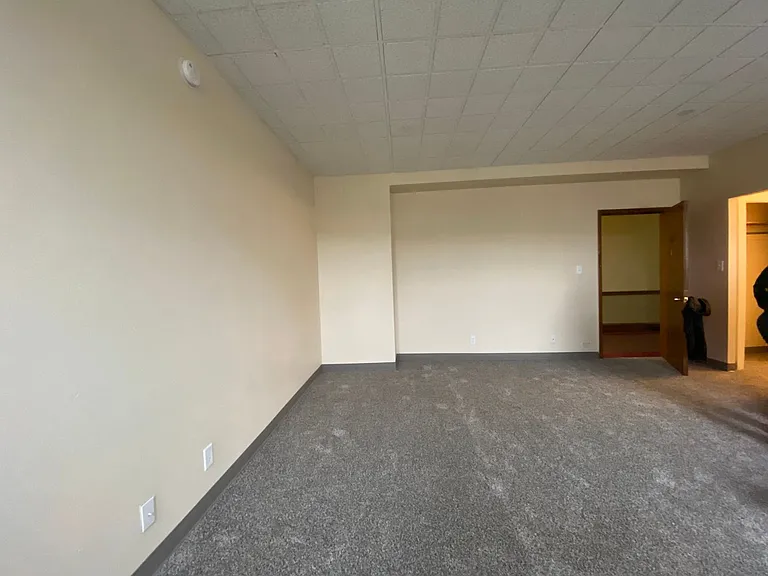 Cass Street Apartments — Photo 16