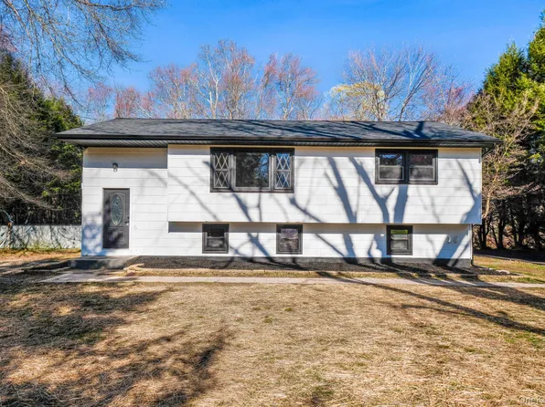 15 Whiteford Drive, Pleasant Valley, NY 12569