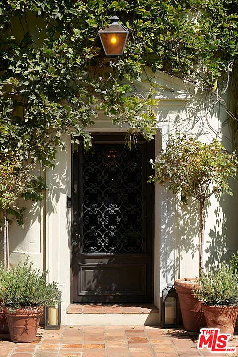 7 bed, 5.0 bath, 4690 sqft, $45,000 — Photo 2