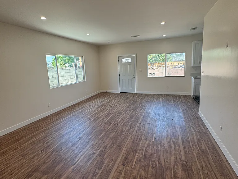 11914 Keswick St — Photo 3