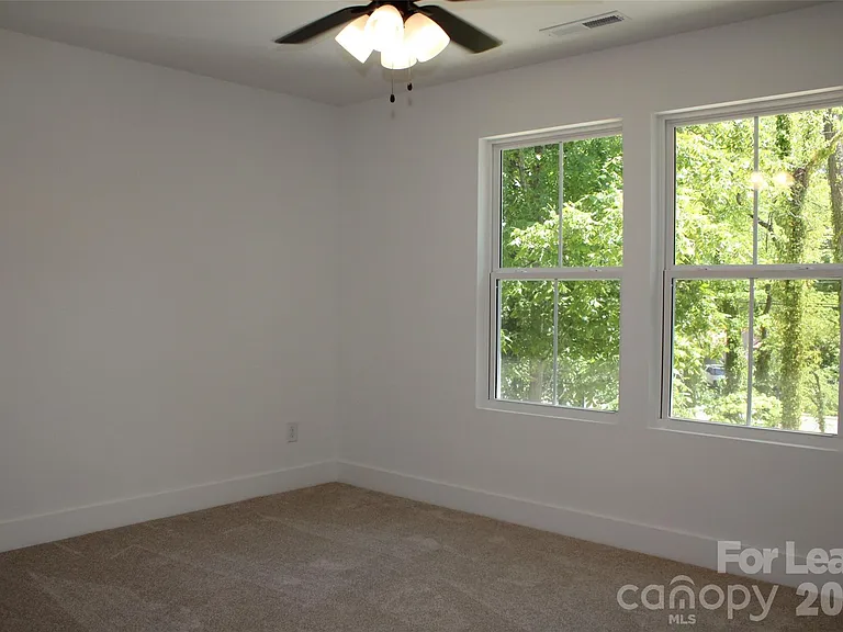 562 W Park Ave #B — Photo 11