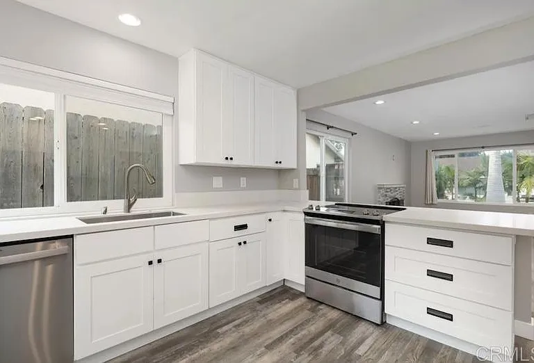 945-47 Woodgrove Dr — Photo 3