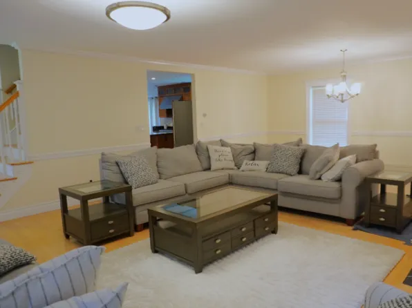 125 Fairway Dr, Auburn, ME 04210