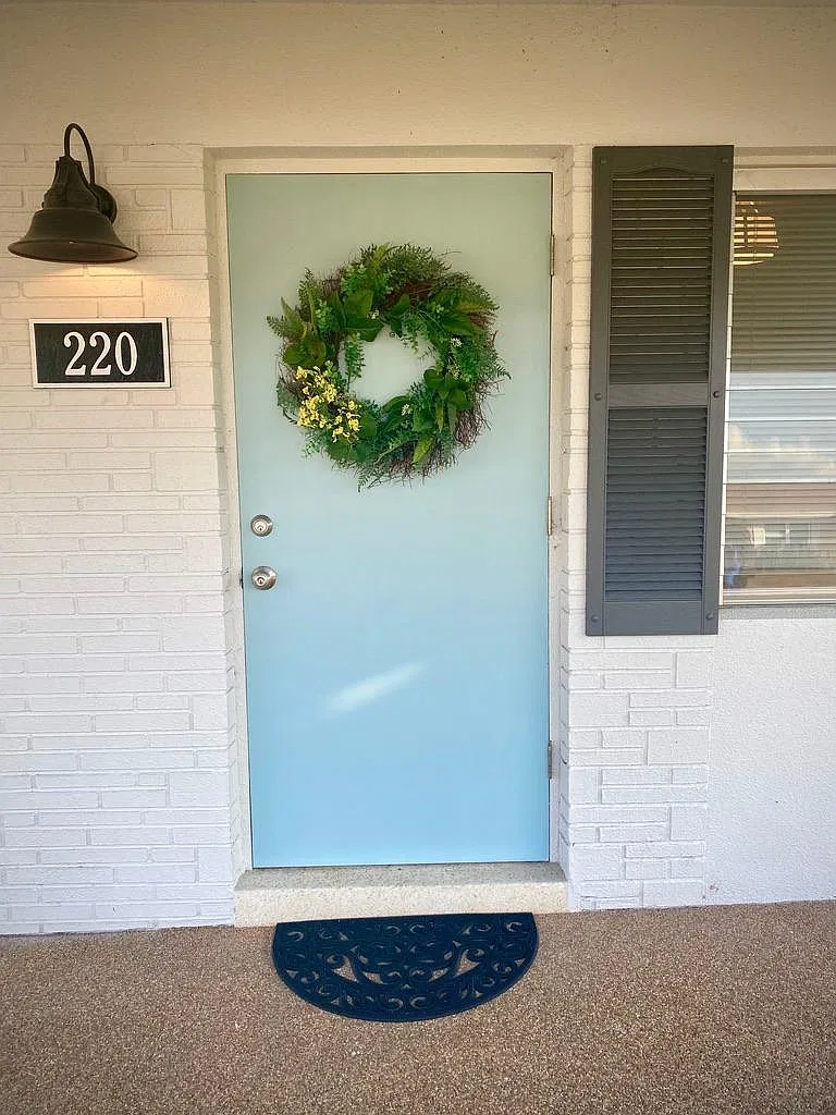 220 Swallow Ave — Photo 2