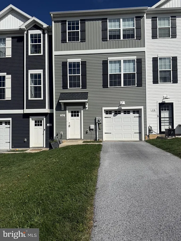 3 bed, 2.5 bath, 1680 sqft, $2,000 — Photo 2