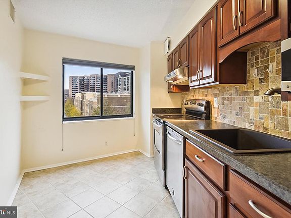 4th image of 1600 N Oak St APT 703