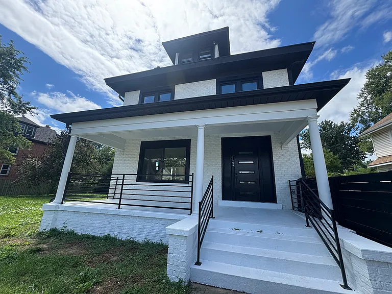 Big, homey porch!