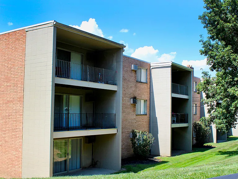Crown Pointe Apartments — Photo 8