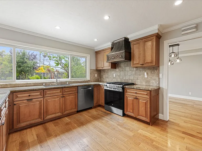 2740 Saint James Rd — Photo 10