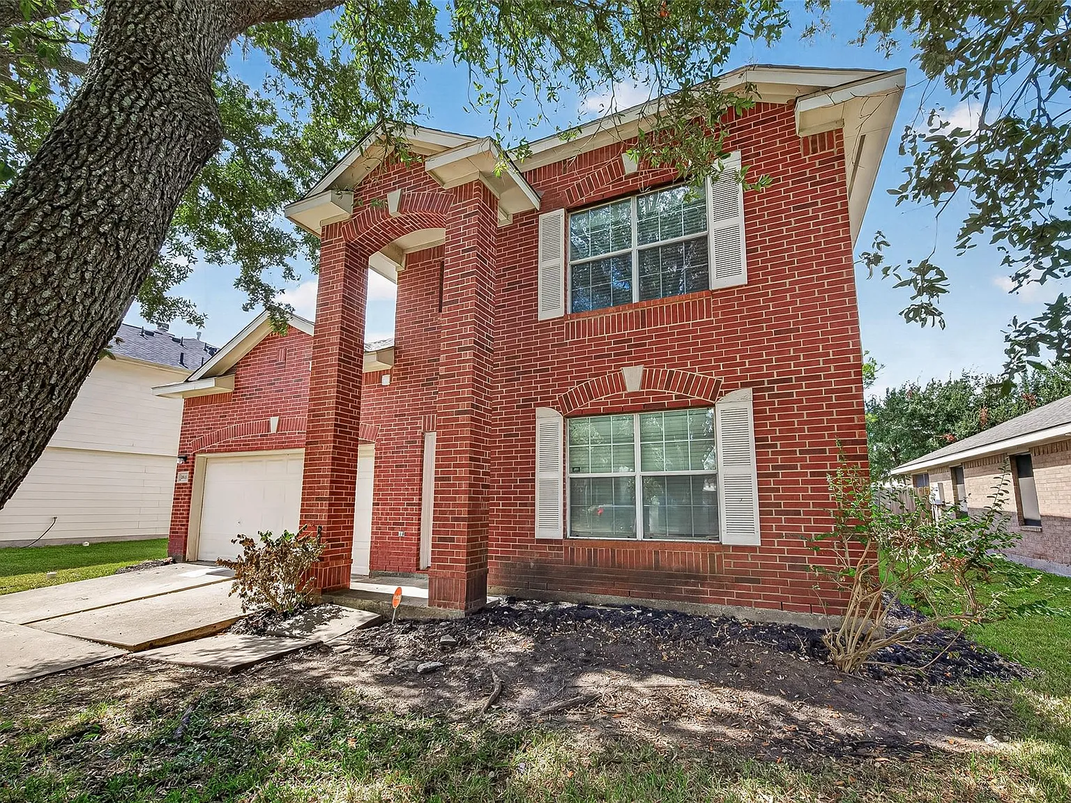 4 bed, 2.5 bath, 2538 sqft, $2,300 — Photo 2