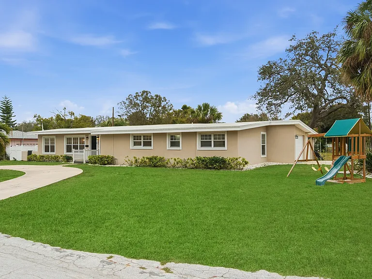 327 Sunny Ln — Photo 22