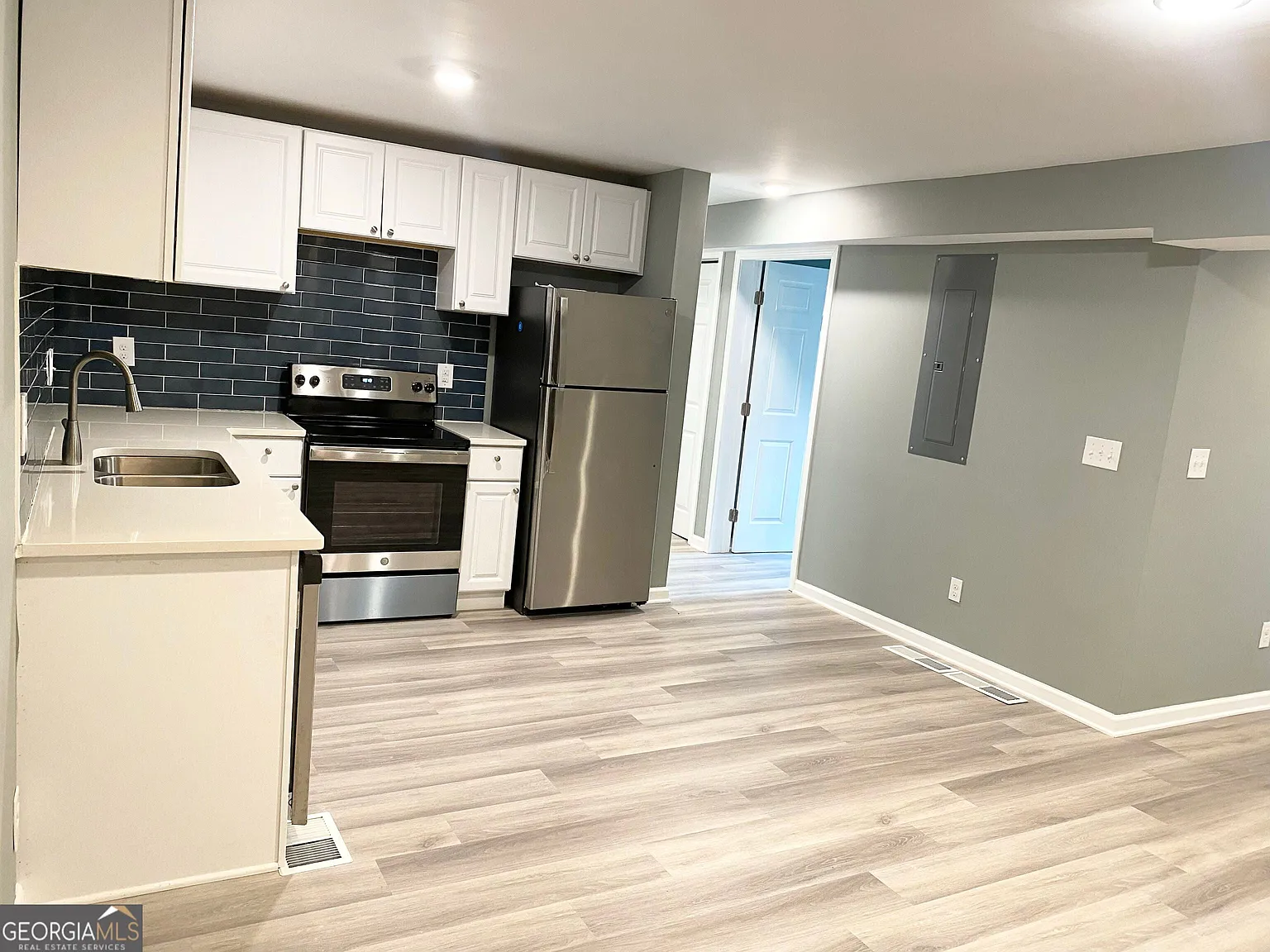 3 bed, 1212 sqft, $2,100 — Photo 3
