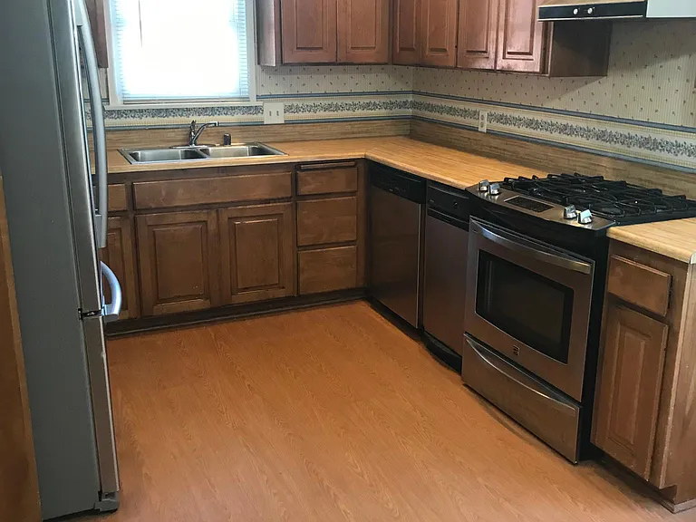 725 Montview Dr — Photo 3