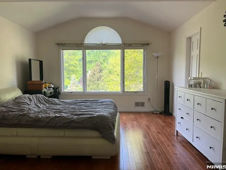 100 Lakeview Dr — Photo 9