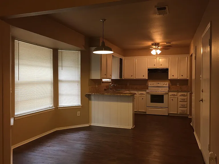 445 NW Charlyne Dr — Photo 2