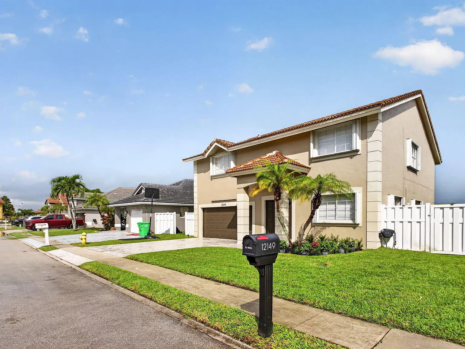 4 bed, 2.5 bath, 2820 sqft, $4,600 — Photo 3