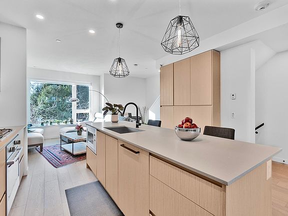 4th image of 528 E 2nd St #11