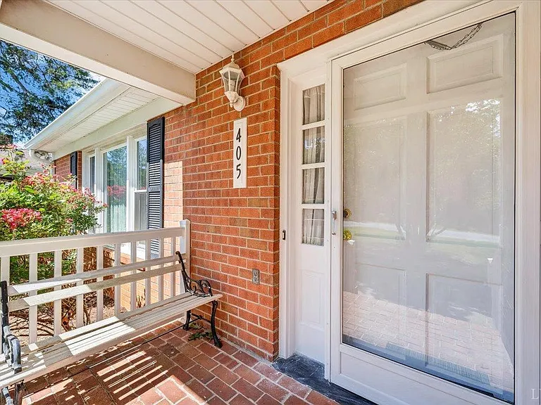 405 Oakland Cir — Photo 3