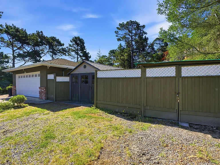 241 Soledad Dr — Photo 7