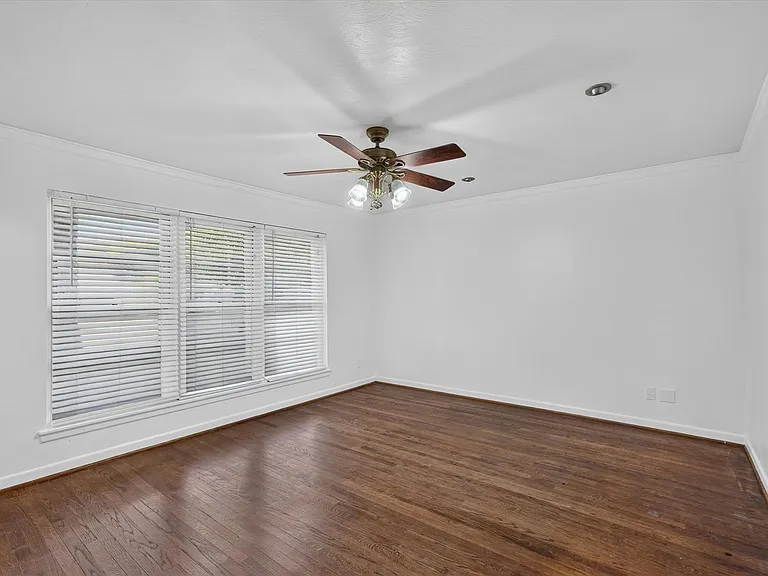 2539 Highwood Dr — Photo 2