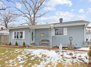 6 Evergreen Ln, Carpentersville, IL