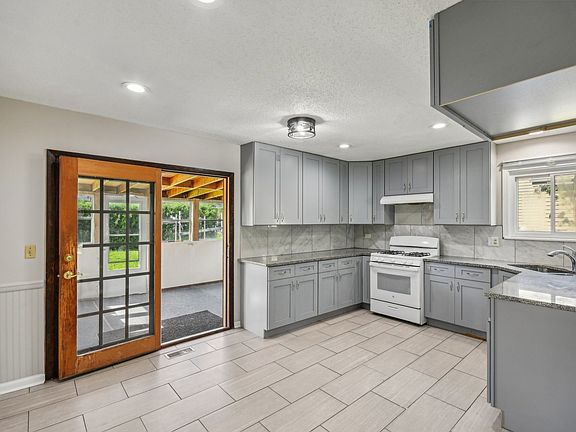 5th image of 1840 De Forest Ln