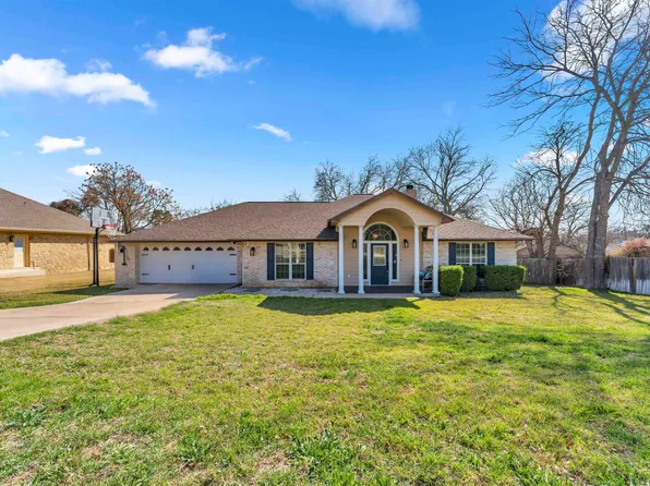 185 Broadmoor St, Meadowlakes, TX 78654