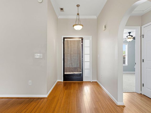 4th image of 211 Saratoga Ln