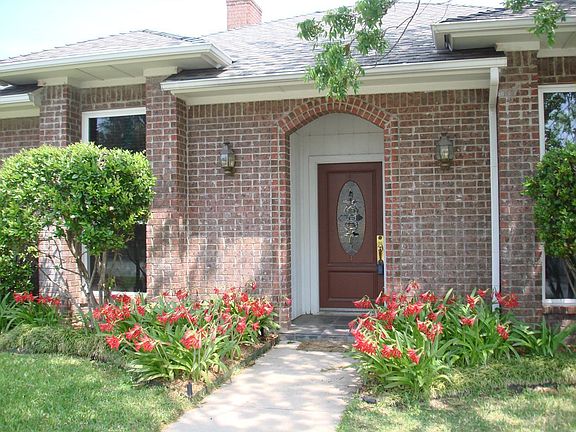 2nd image of 2504 Glenoaks St