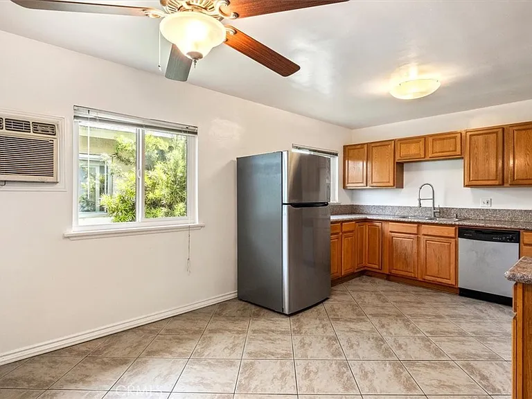 5851 Woodman Ave — Photo 9