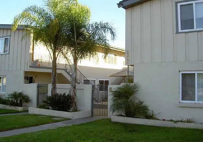 2 bed, 806 sqft, $4,200 — Photo 1