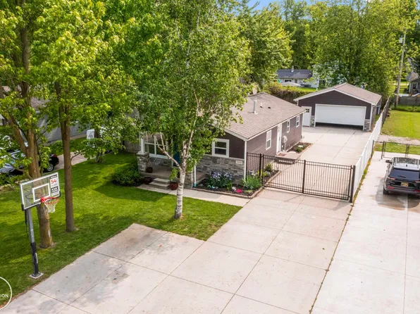 7249 Meldrum Rd, Fair Haven, MI 48023