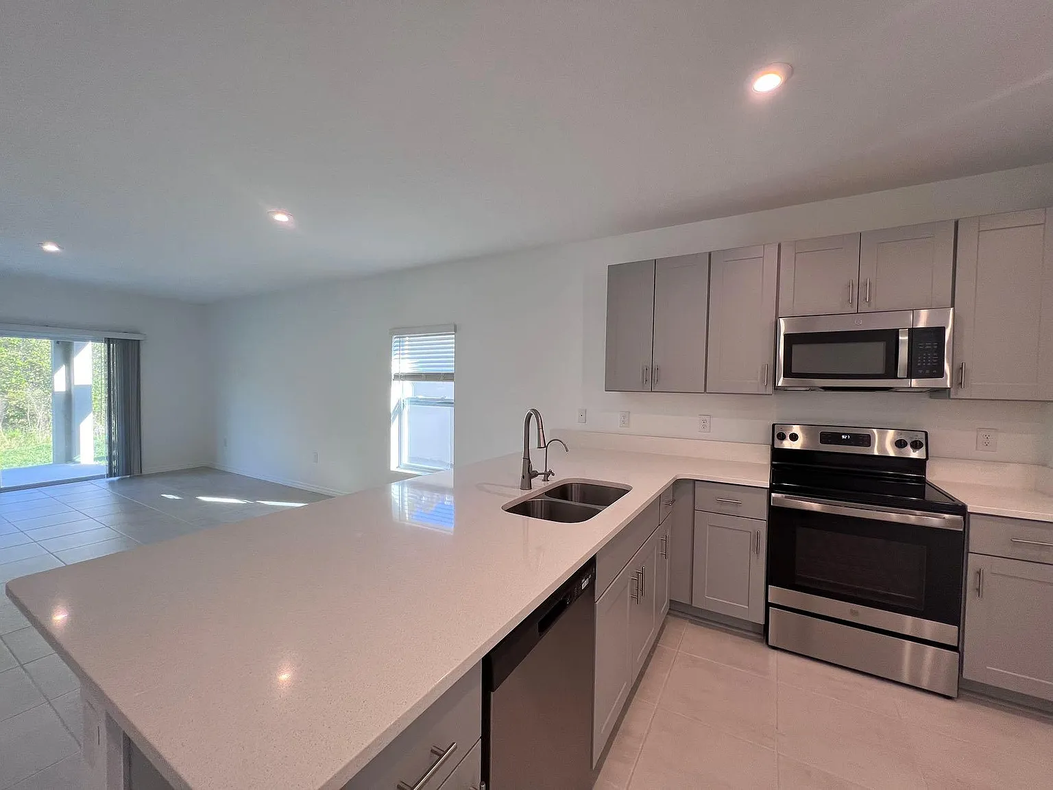 4 bed, 1974 sqft, $2,390 — Photo 4