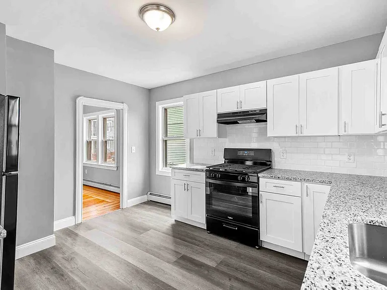 100 Weetamoe St #1 — Photo 6
