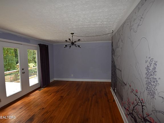 5th image of 127 Amherst Ln