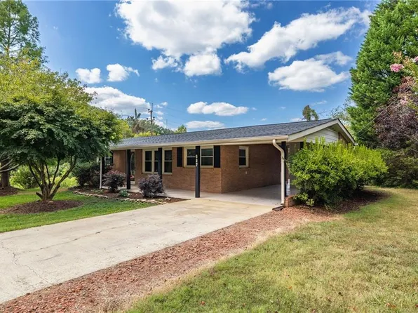 907 Brentwood Rd, Eden, NC 27288