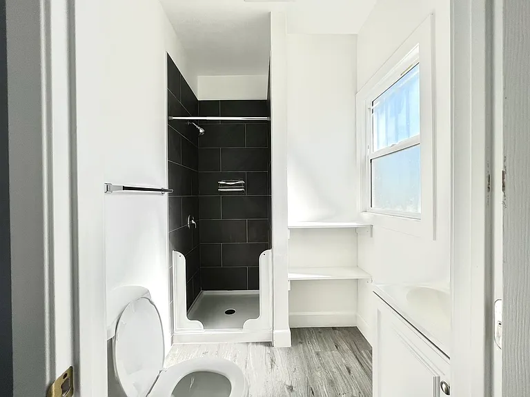 1142 W 35th St #3 — Photo 12