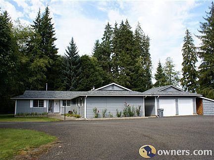 Large 2 car garage w/ covered breezeway