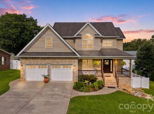 6011 Dockside Dr, Hickory, NC 28601