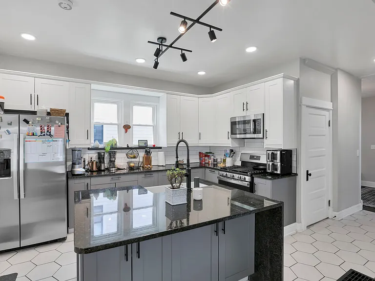 230 N State St — Photo 16