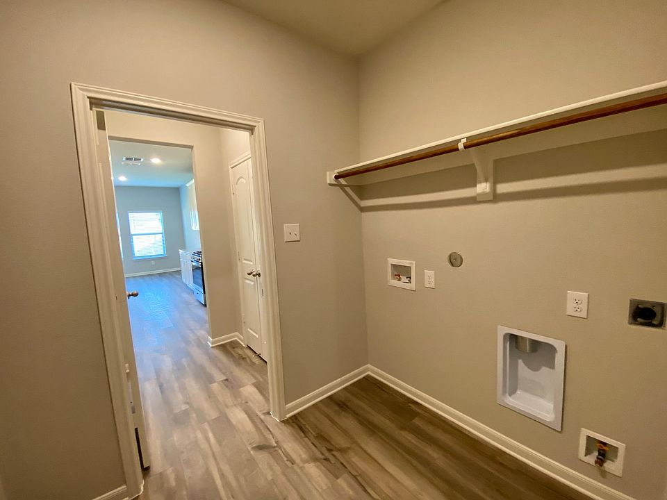 1st image of 120 Emma Dr