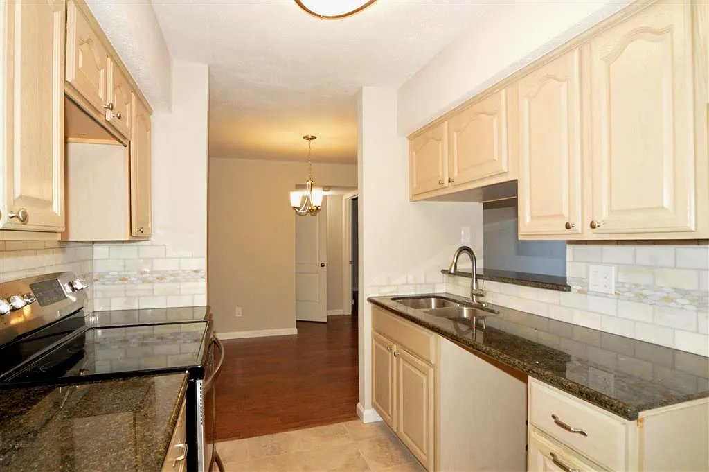 2 bed, 1040 sqft, $1,500 — Photo 2