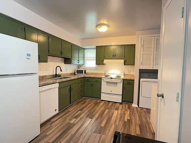 1379 E Tanners Creek Dr — Photo 2