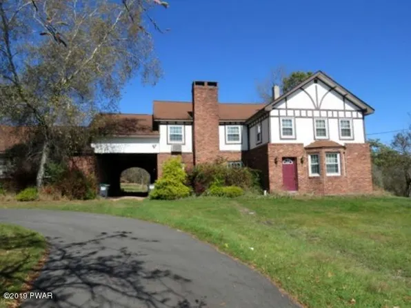 117 Lakeshore Dr, Lakeville, PA 18438
