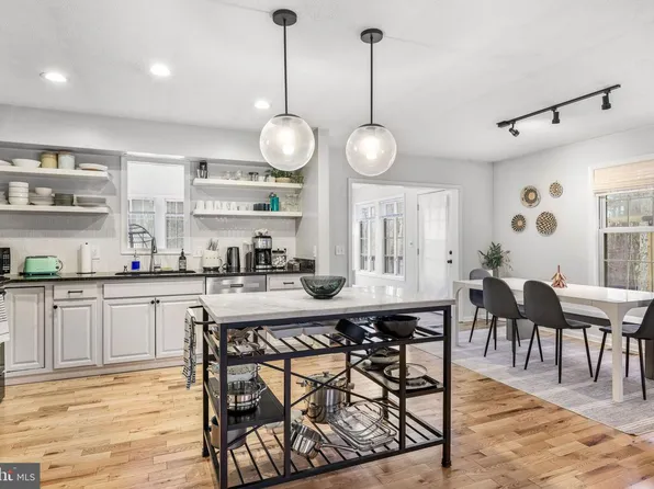 323 Palmer Rd, Basye, VA 22810