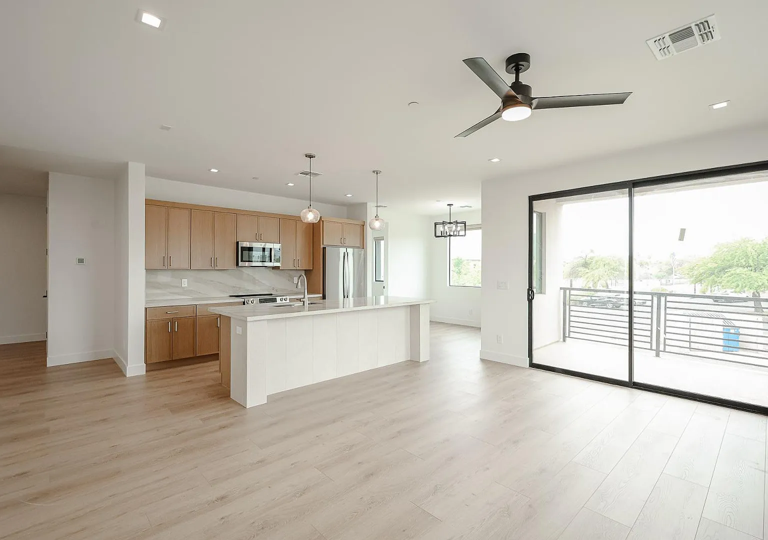 2 bed, 2.0 bath, 1321 sqft, $2,100 — Photo 3